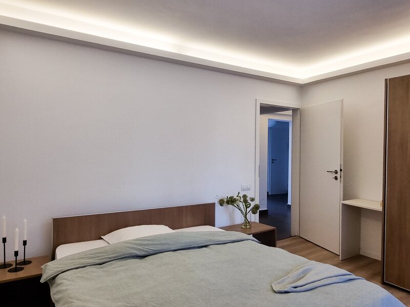 Piata Victoriei, Dr. Felix,