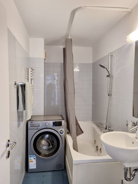 Piata Victoriei, Dr. Felix,