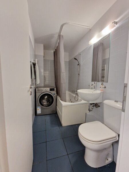 Piata Victoriei, Dr. Felix,